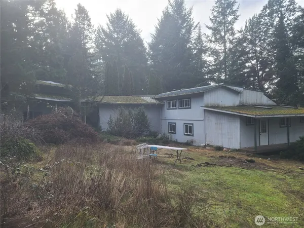 a view of a house with a yard and tree