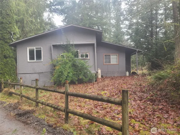 a view of empty room with windows