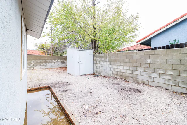 a view of a backyard