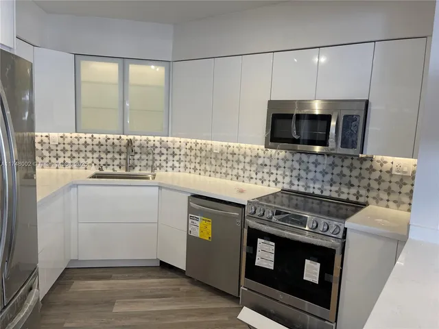 $7,000 | 5161 Collins Avenue, Unit 1012, Miami Beach, FL 33140