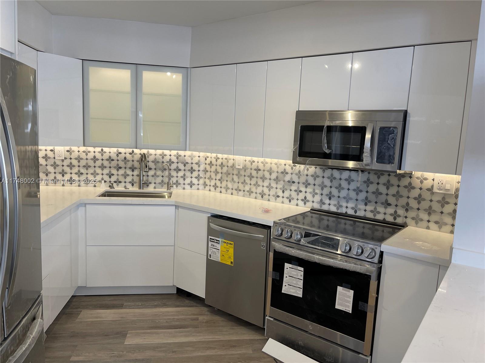 5161 Collins Avenue, Unit 1012 Miami Beach, FL 33140 - Photo 9 of 53