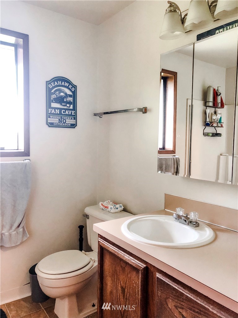 2121 Chestnut Street Everett, WA 98201 - Photo 15 of 21 a bathroom with a sink and a toilet