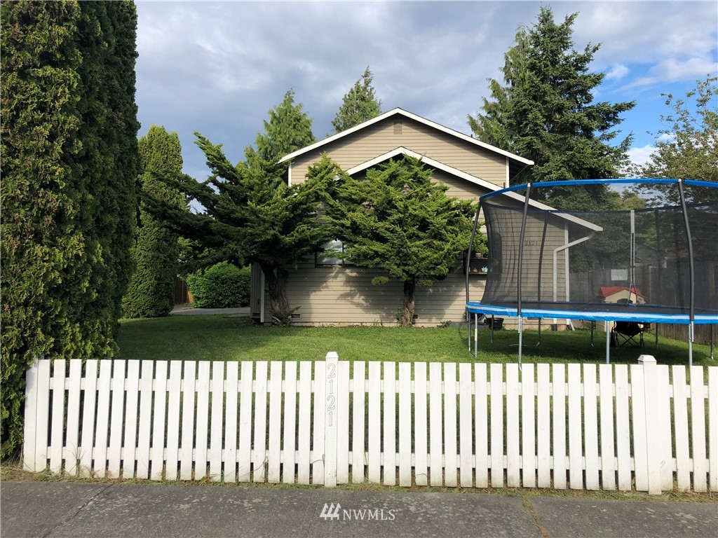 2121 Chestnut Street Everett, WA 98201 - Photo 20 of 21 a front view of a house with a yard