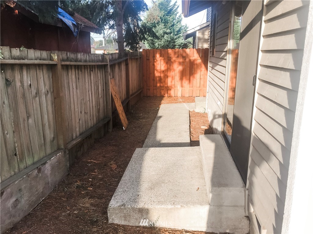 2121 Chestnut Street Everett, WA 98201 - Photo 4 of 21 a view of backyard with wooden fence