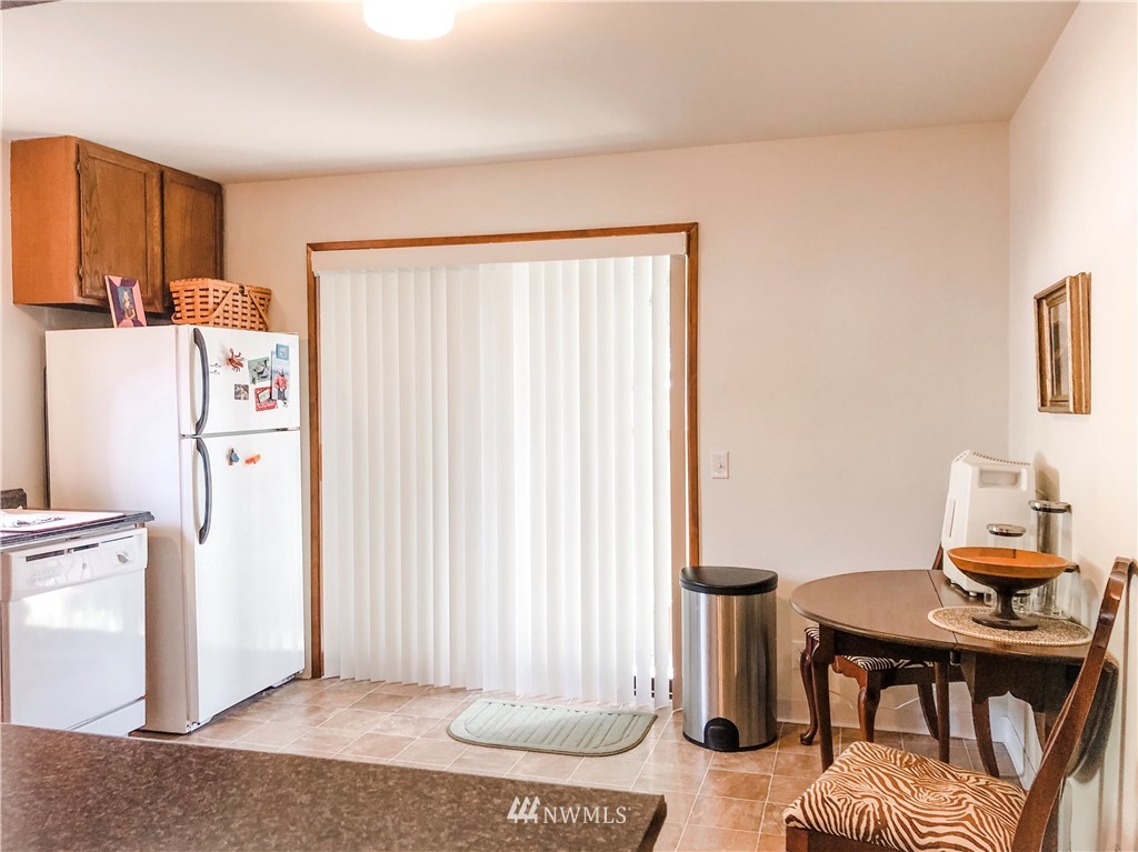 2121 Chestnut Street Everett, WA 98201 - Photo 7 of 21 a workspace with furniture and window