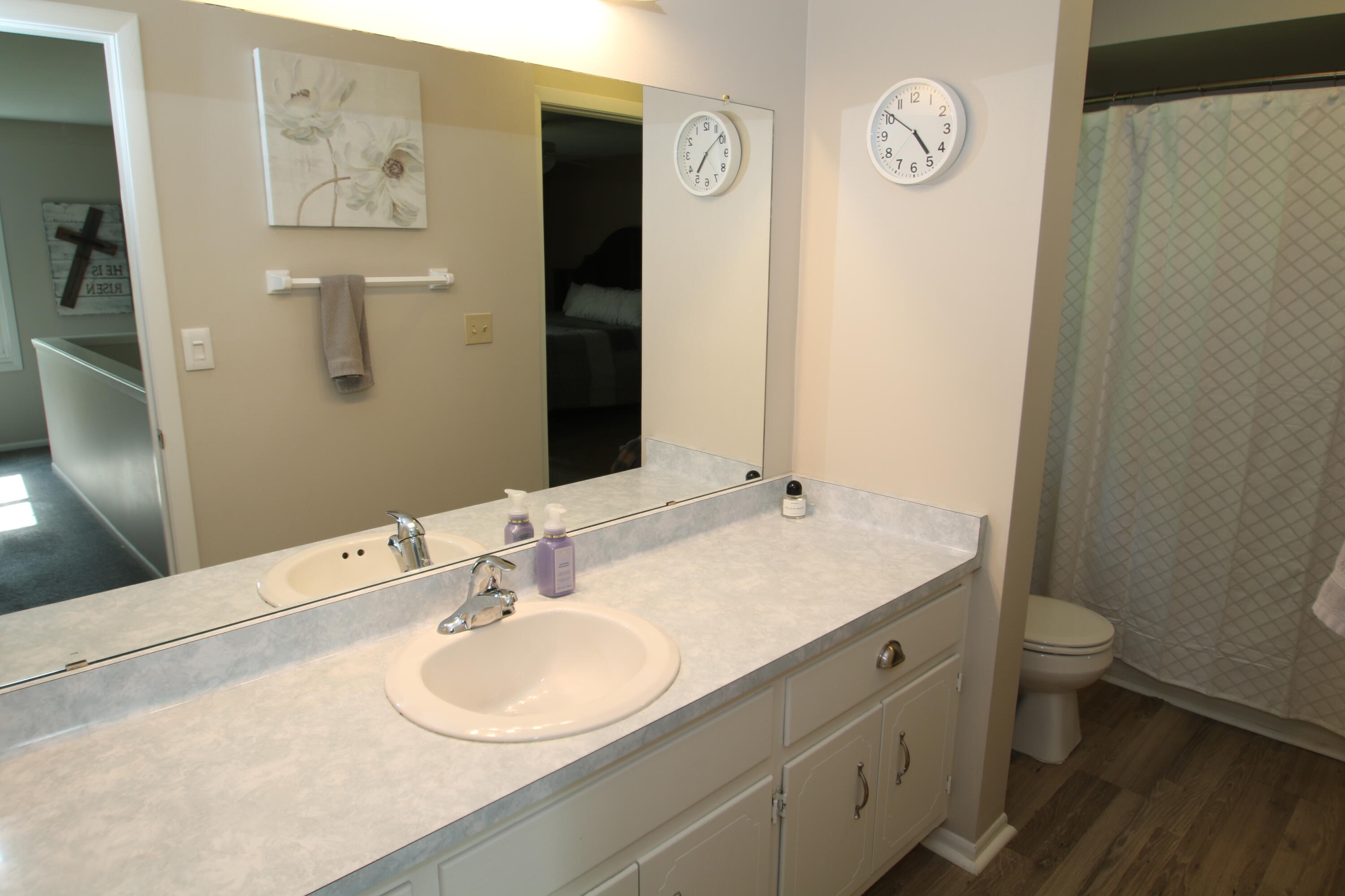 1400 South Ridgeway Road New Berlin, WI 53146 - Photo 25 of 31 Upper Full Bath