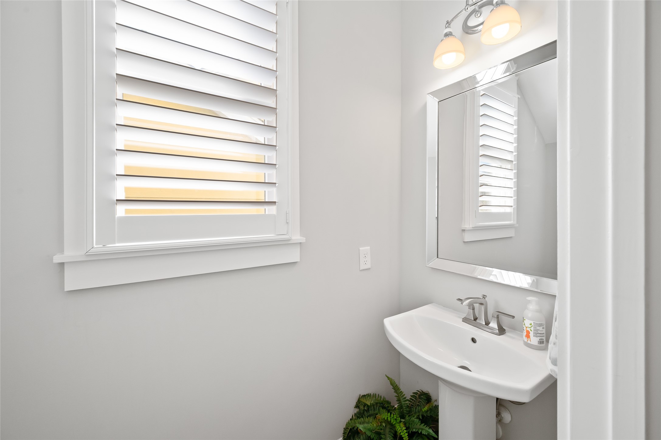 1003 East 25th Street Houston, TX 77009 - Photo 17 of 33 Tucked away between the dining and kitchen is the powder bath. Perfect for privacy and seclusion.