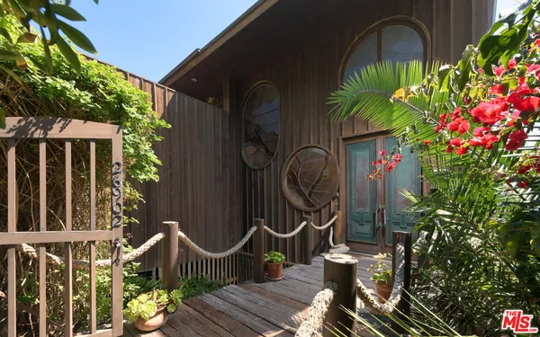 a view of a entryway door of the house