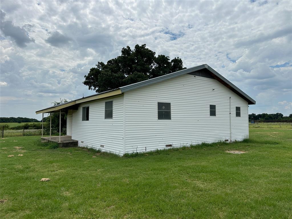 5401 Highway 36 Comanche, TX 76442 - Photo 3 of 22 a front view of house with garden
