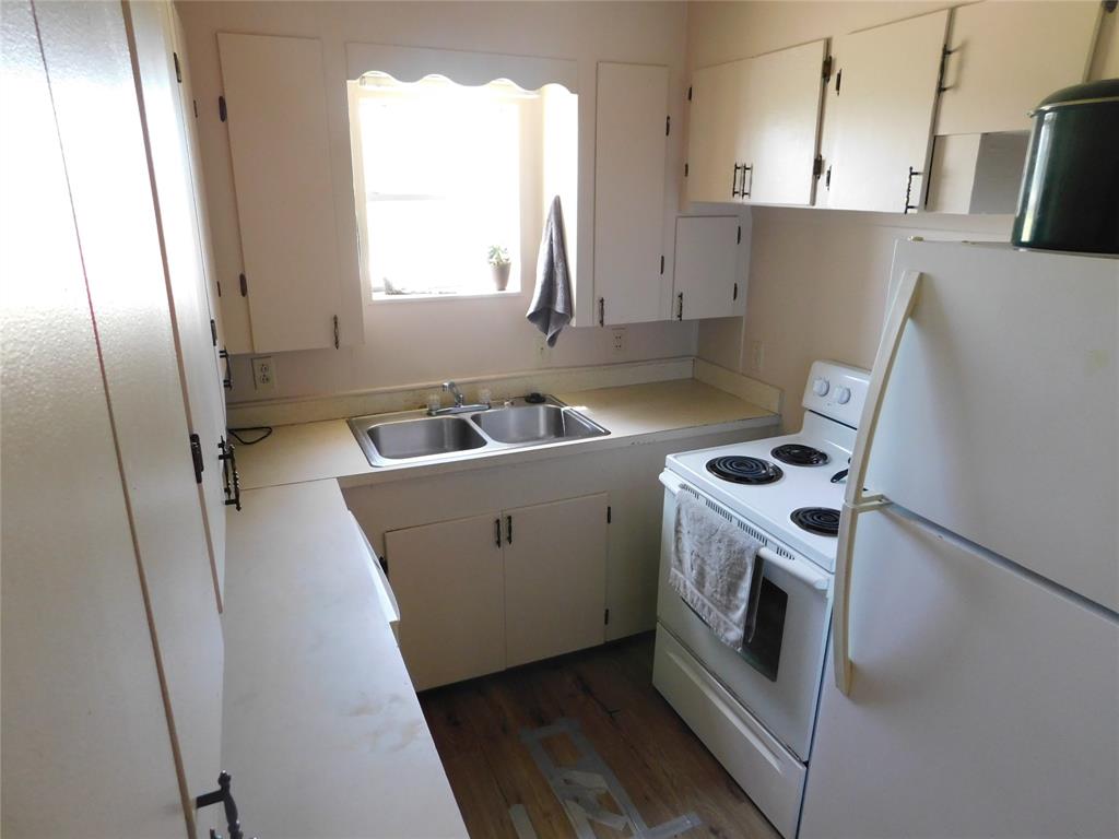 5401 Highway 36 Comanche, TX 76442 - Photo 7 of 22 a room with a washer and dryer