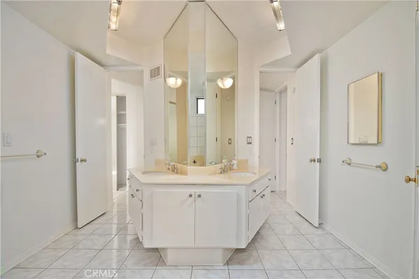 $599,000 | 5340 Yarmouth Avenue, Unit 205, Encino, CA 91316