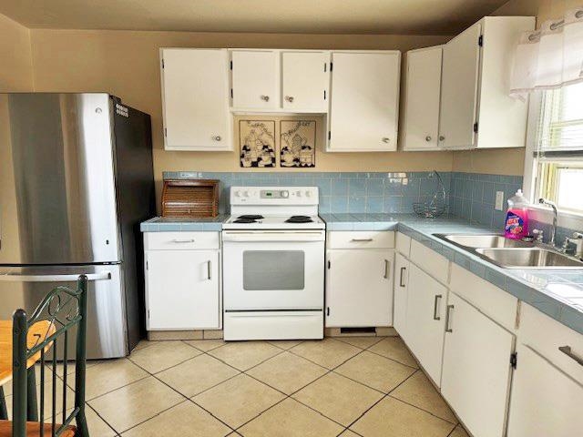 557-28 28 3/4 Road Grand Junction, CO 81501 - Photo 5 of 19 a kitchen with cabinets stainless steel appliances and sink