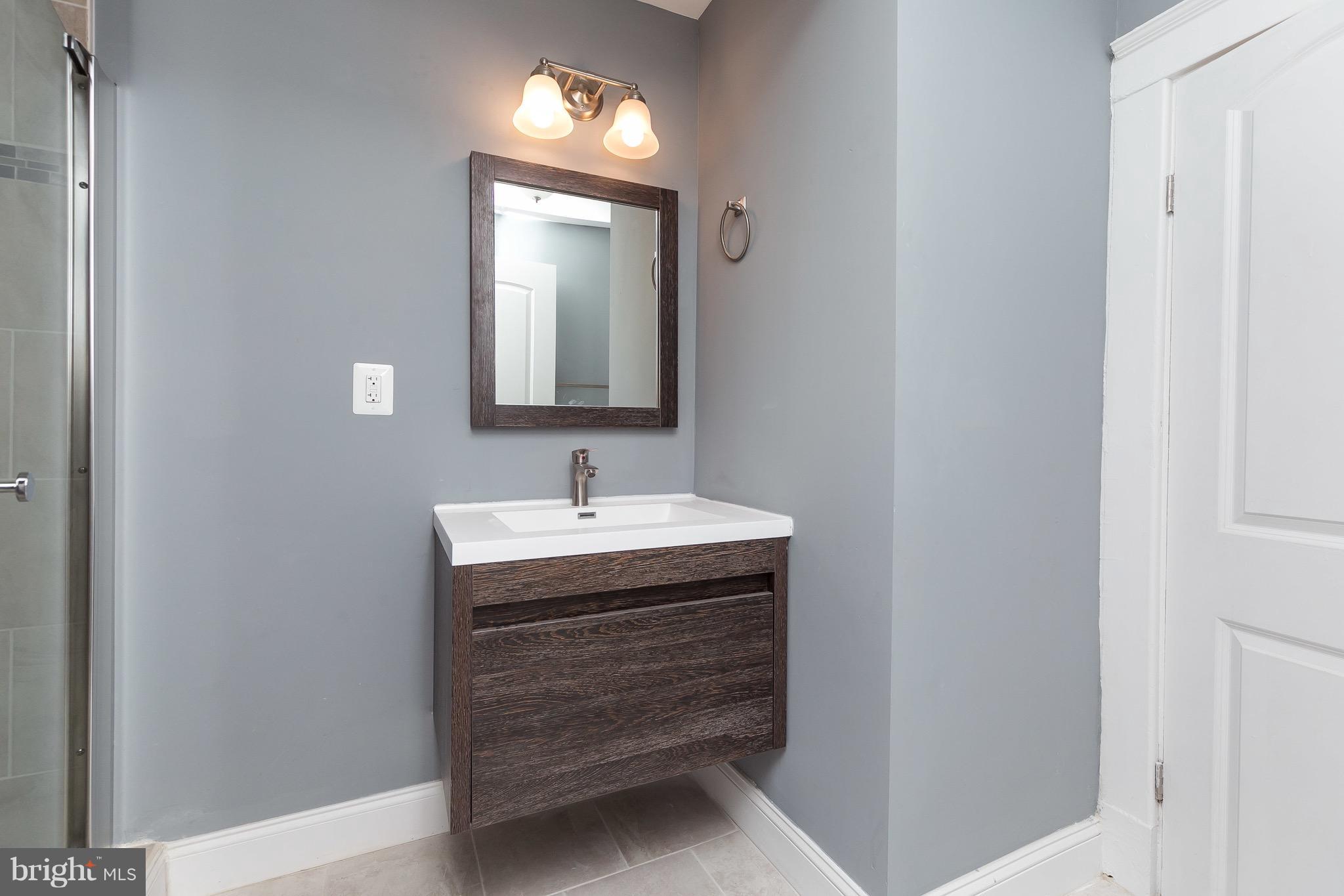 707 Old Home Road Baltimore, MD 21206 - Photo 20 of 30 en suite master bath with water closet