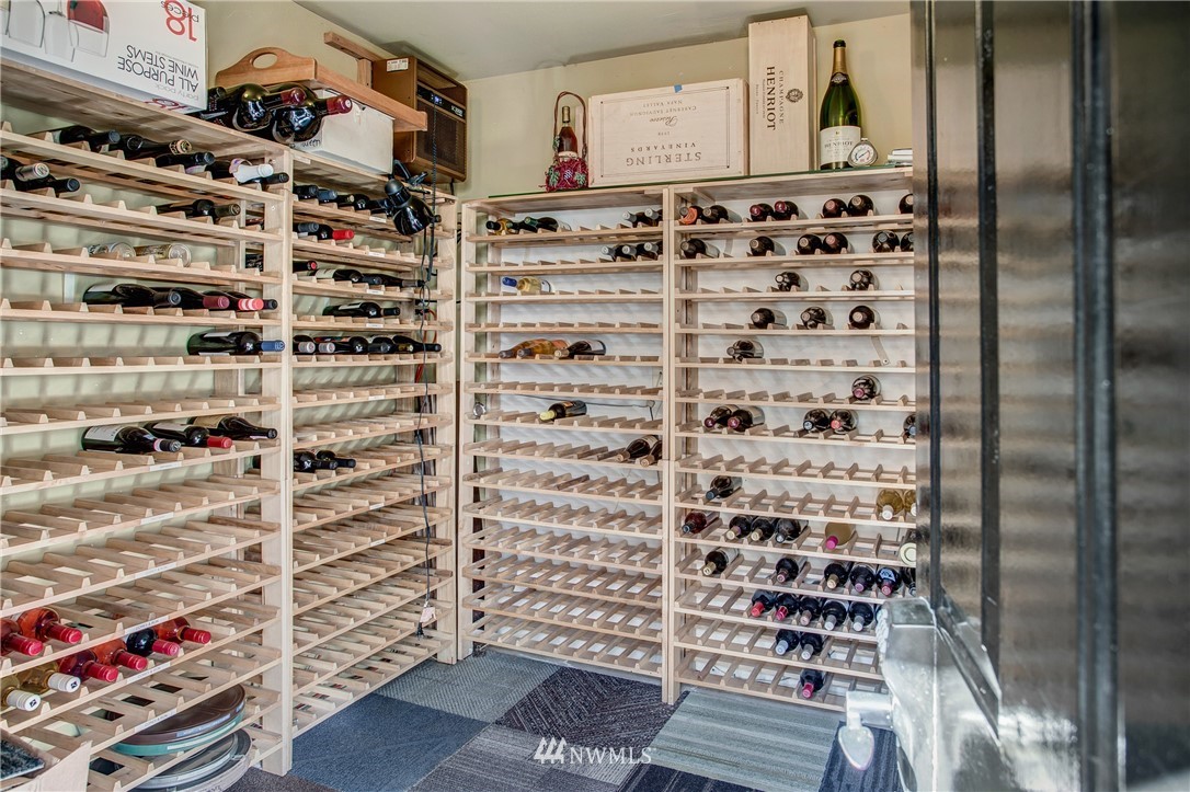 2400 East Howell Street, Unit E Seattle, WA 98122 - Photo 29 of 39 a view of walk in closet and window