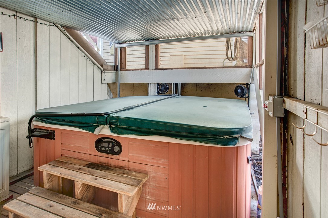 2400 East Howell Street, Unit E Seattle, WA 98122 - Photo 31 of 39 a stove top oven sitting inside of a kitchen