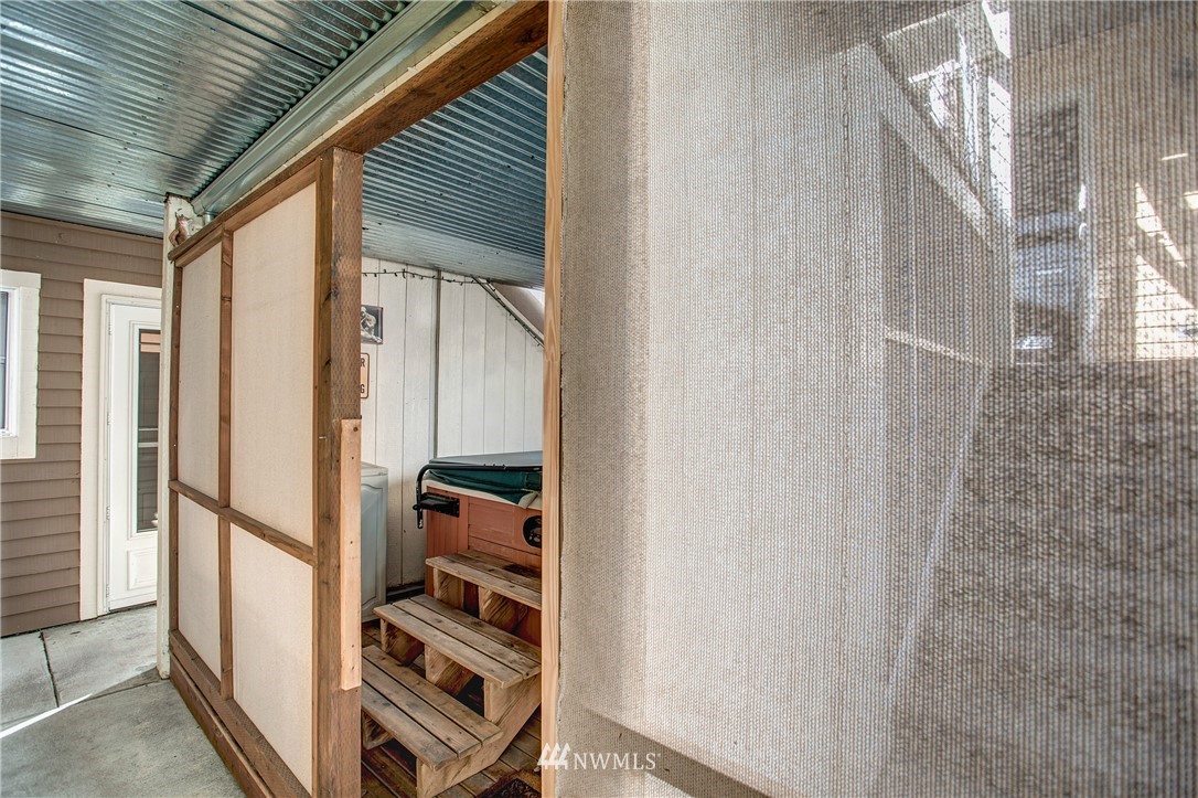2400 East Howell Street, Unit E Seattle, WA 98122 - Photo 32 of 39 a view of an entryway with wooden floor