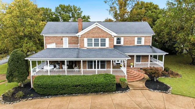 a view of a yard in front of house