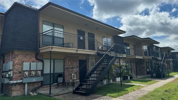 $800 | 10802 Kingspoint Road, Houston, TX 77075