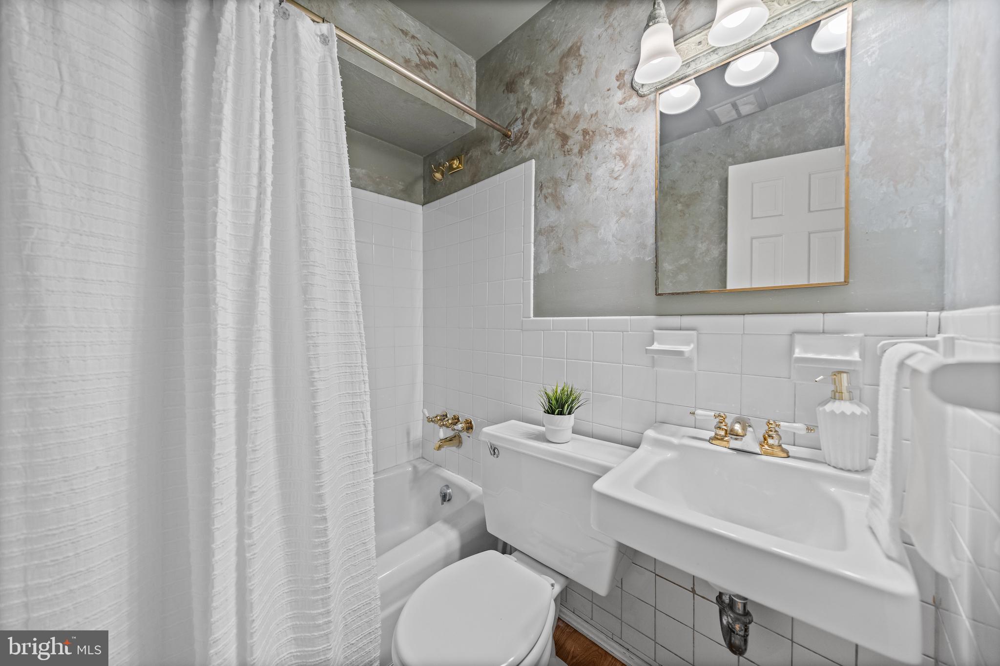 413 D Street Southeast Washington, DC 20003 - Photo 6 of 41 First Level Full Bath