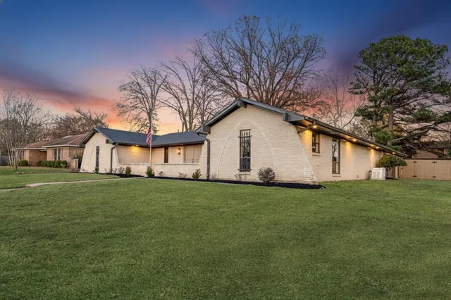 $299,900 | 615 38th Street Southeast, Paris, TX 75462