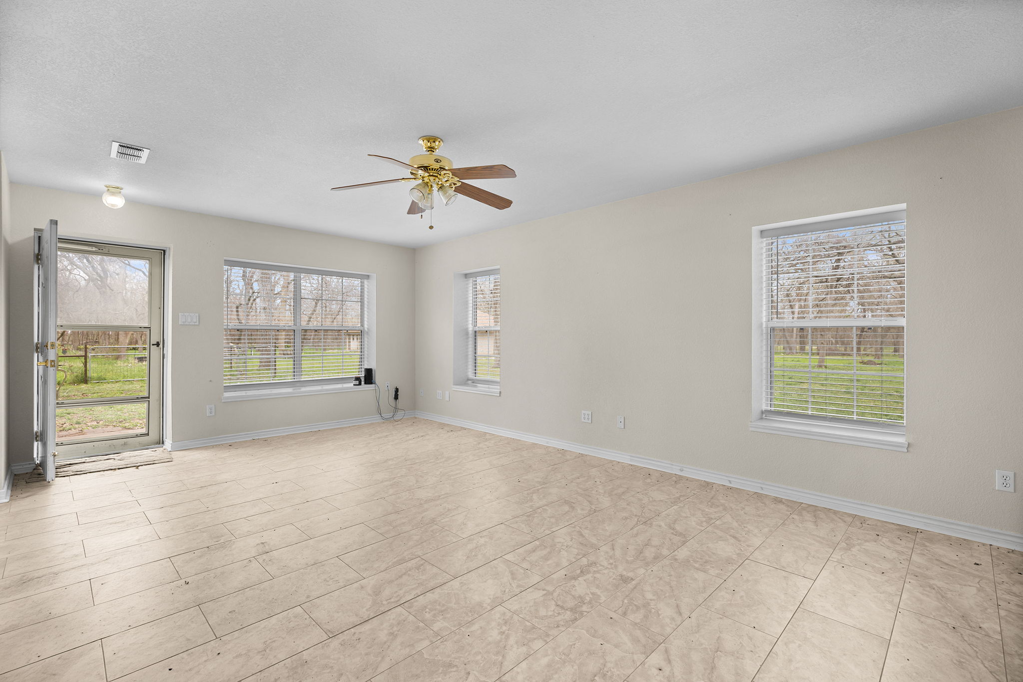 75 County Road 129 Taylor, TX 76574 - Photo 26 of 40 Unfurnished room featuring plenty of natural light and ceiling fan