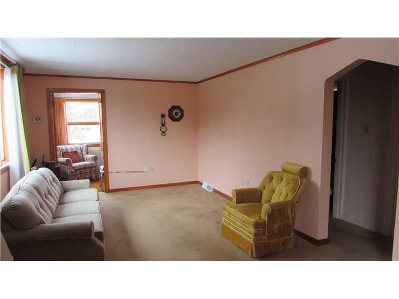 1233 Spring Run Road Extension Coraopolis, PA 15108 - Photo 4 of 25 Living Room.