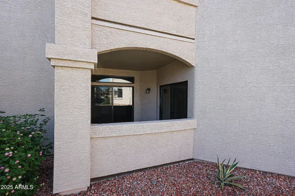 a view of a house with backyard