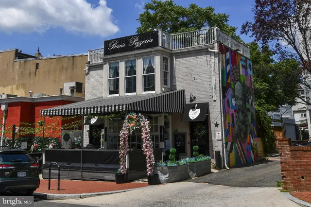 a view of front of a house with a yard