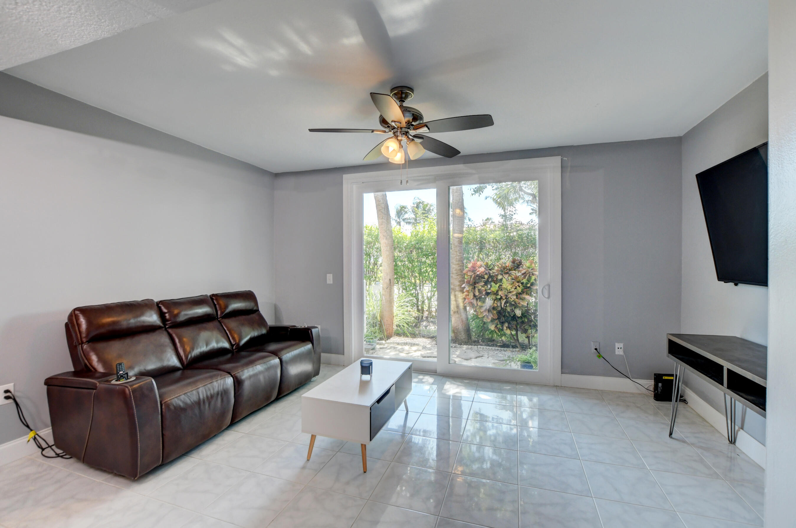980 Jeffery Street Boca Raton, FL 33487 - Photo 11 of 26 Living Room