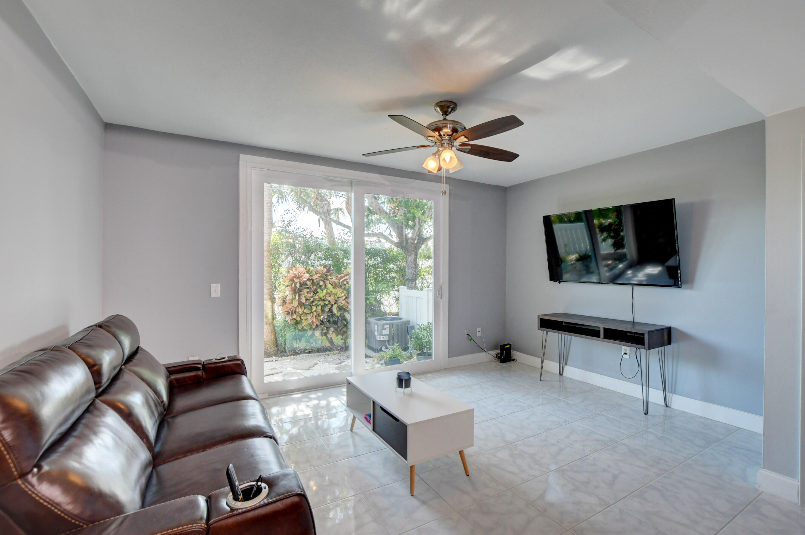 980 Jeffery Street Boca Raton, FL 33487 - Photo 12 of 26 Living Room