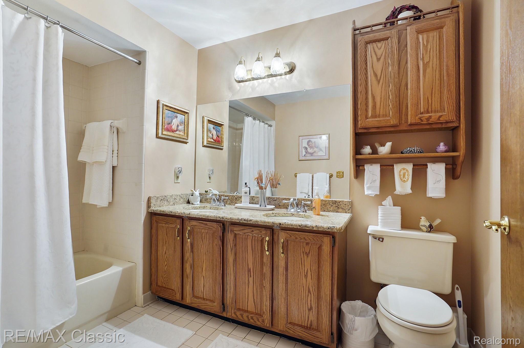 18991 Van Road Livonia, MI 48152 - Photo 40 of 47 Main Bathroom - Granite Counter Tops - Double Sinks - Ceramic Tile flooring and Tub Surround