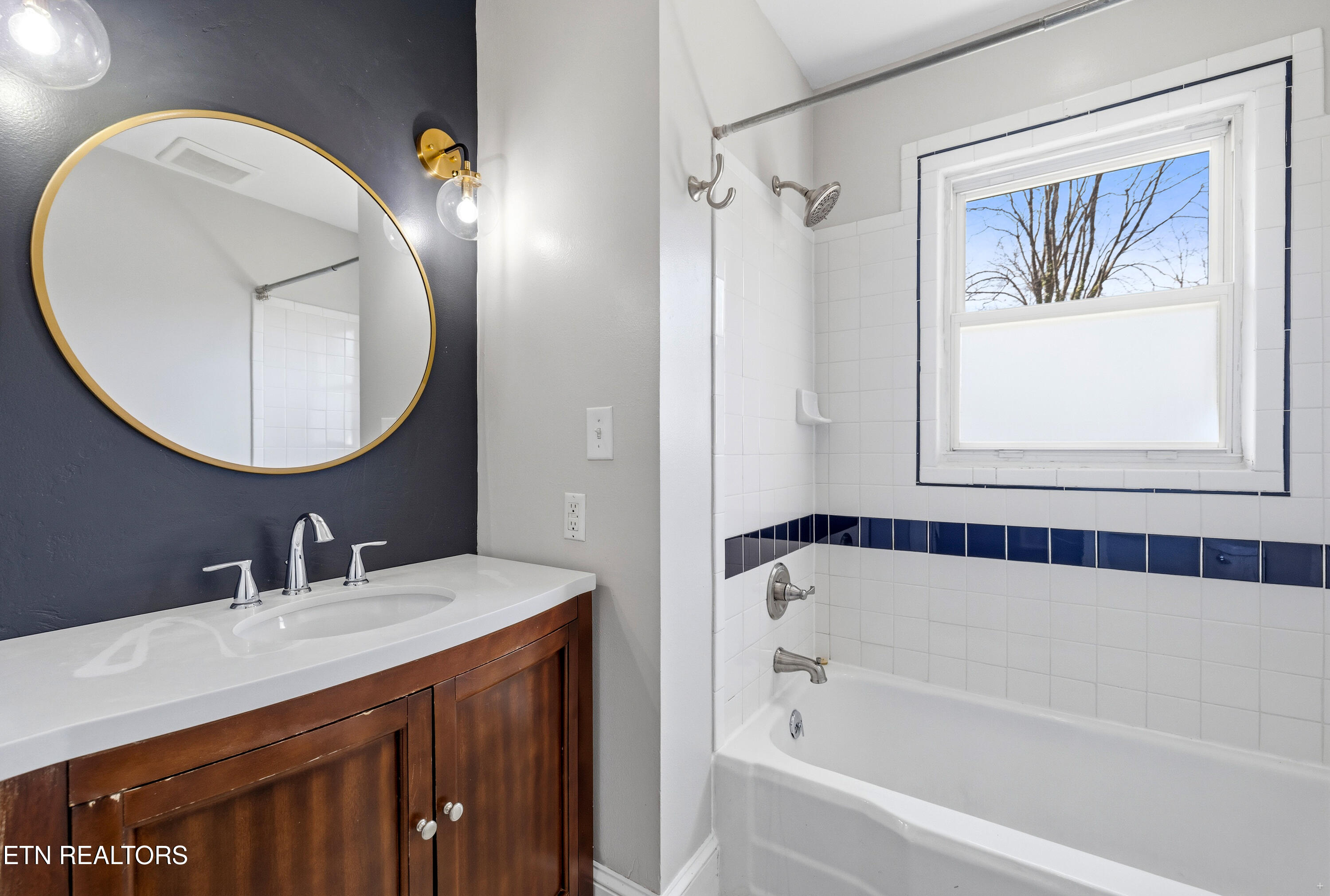 5102 East Sunset Road Knoxville, TN 37914 - Photo 21 of 39 Full Bathroom - Main Level