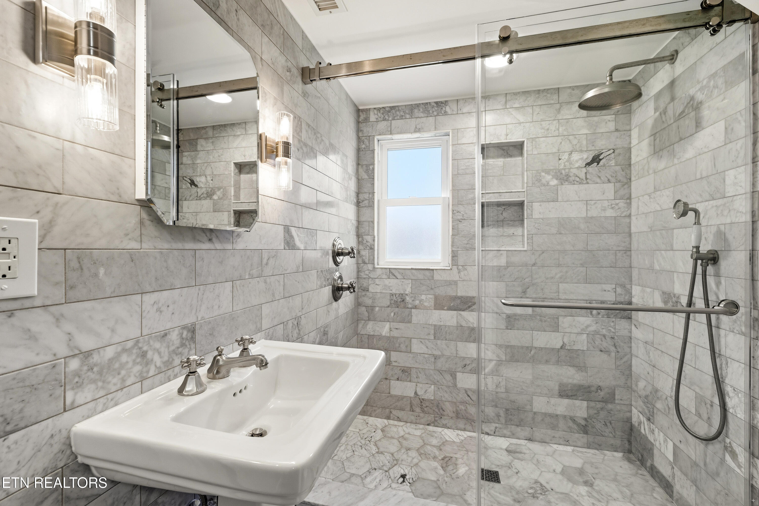 5102 East Sunset Road Knoxville, TN 37914 - Photo 28 of 39 Full Bathroom 2 Downstairs