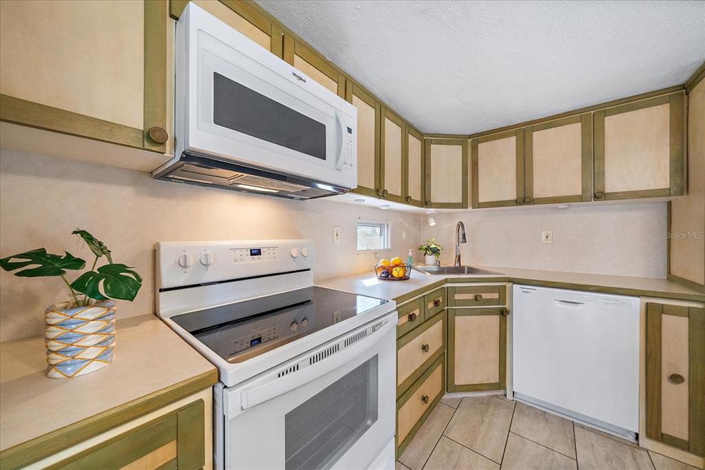 84 Del Rio Drive Palmetto, FL 34221 - Photo 6 of 24