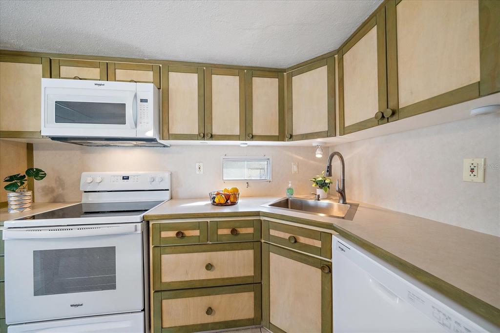 84 Del Rio Drive Palmetto, FL 34221 - Photo 7 of 24