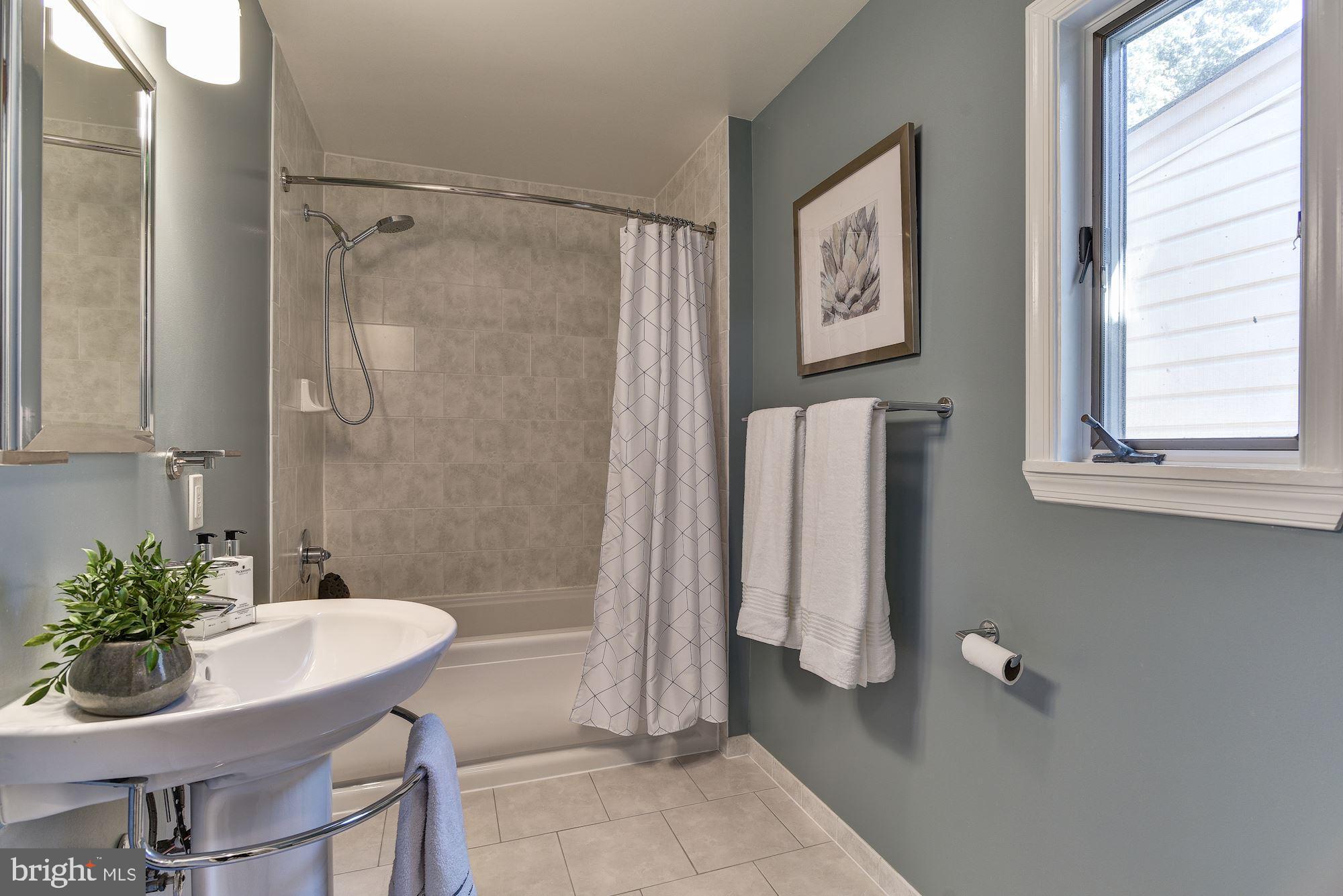 1609 Sanford Road Silver Spring, MD 20902 - Photo 25 of 38 Updated full bath on main level.