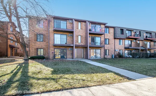 $225,000 | 720 Briar Hill Lane, Unit 5, Addison, IL 60101