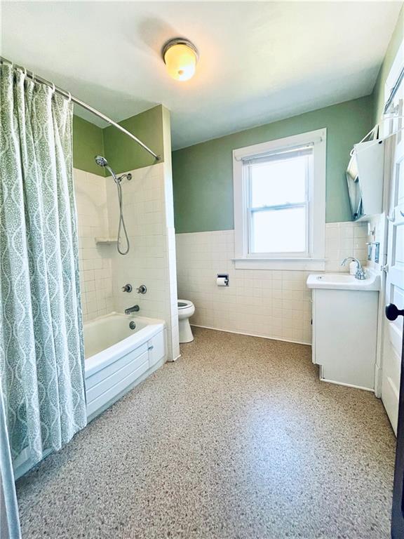 119 East Coffee Street Uniontown, PA 15401 - Photo 23 of 25 a bathroom with a tub sink and mirror