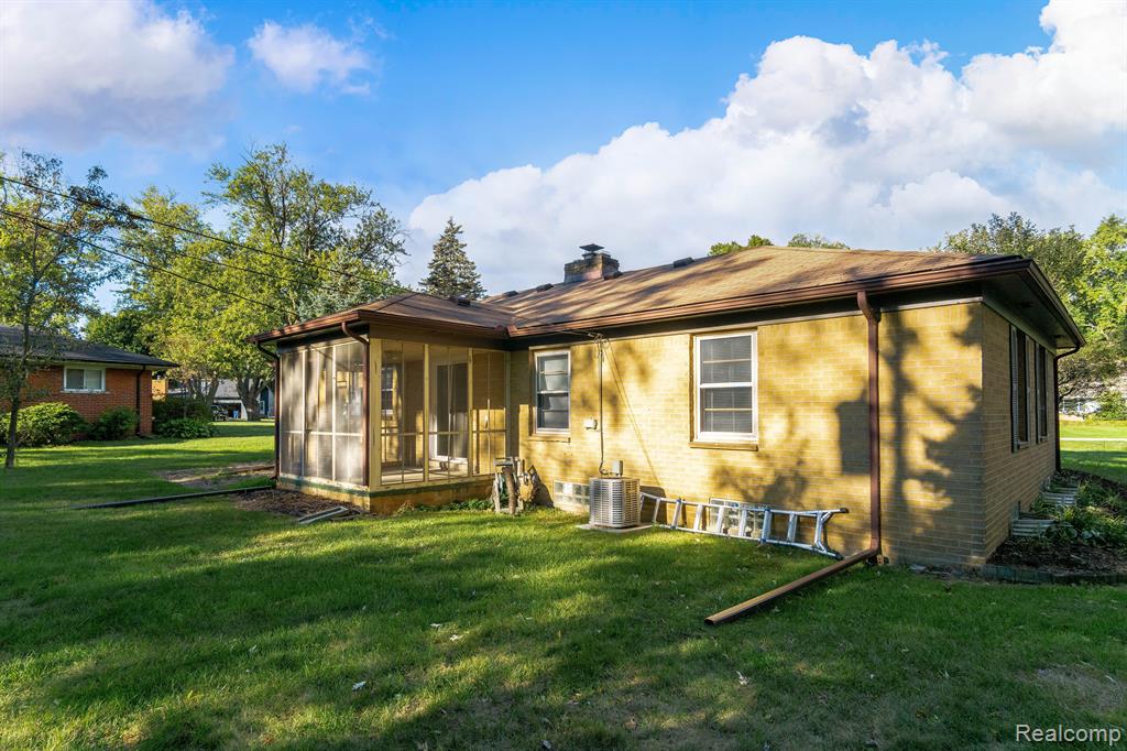 2281 Lancaster Road Bloomfield Hills, MI 48302 - Photo 33 of 37