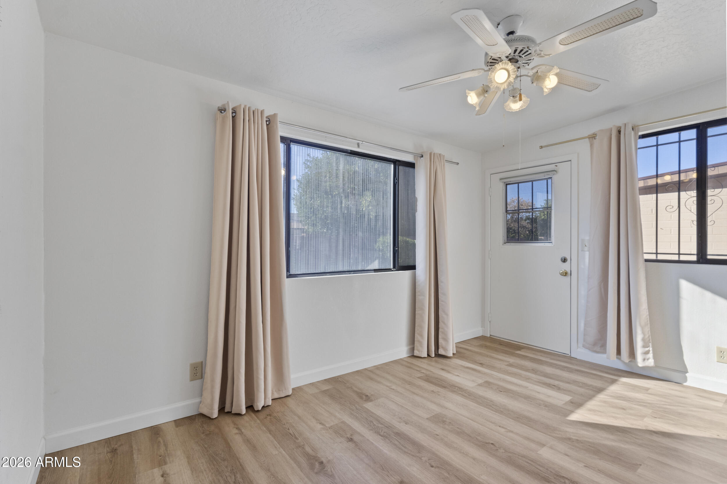 520 South Greenfield Road, Unit 39 Mesa, AZ 85206 - Photo 14 of 27 a view of a livingroom with a workspace