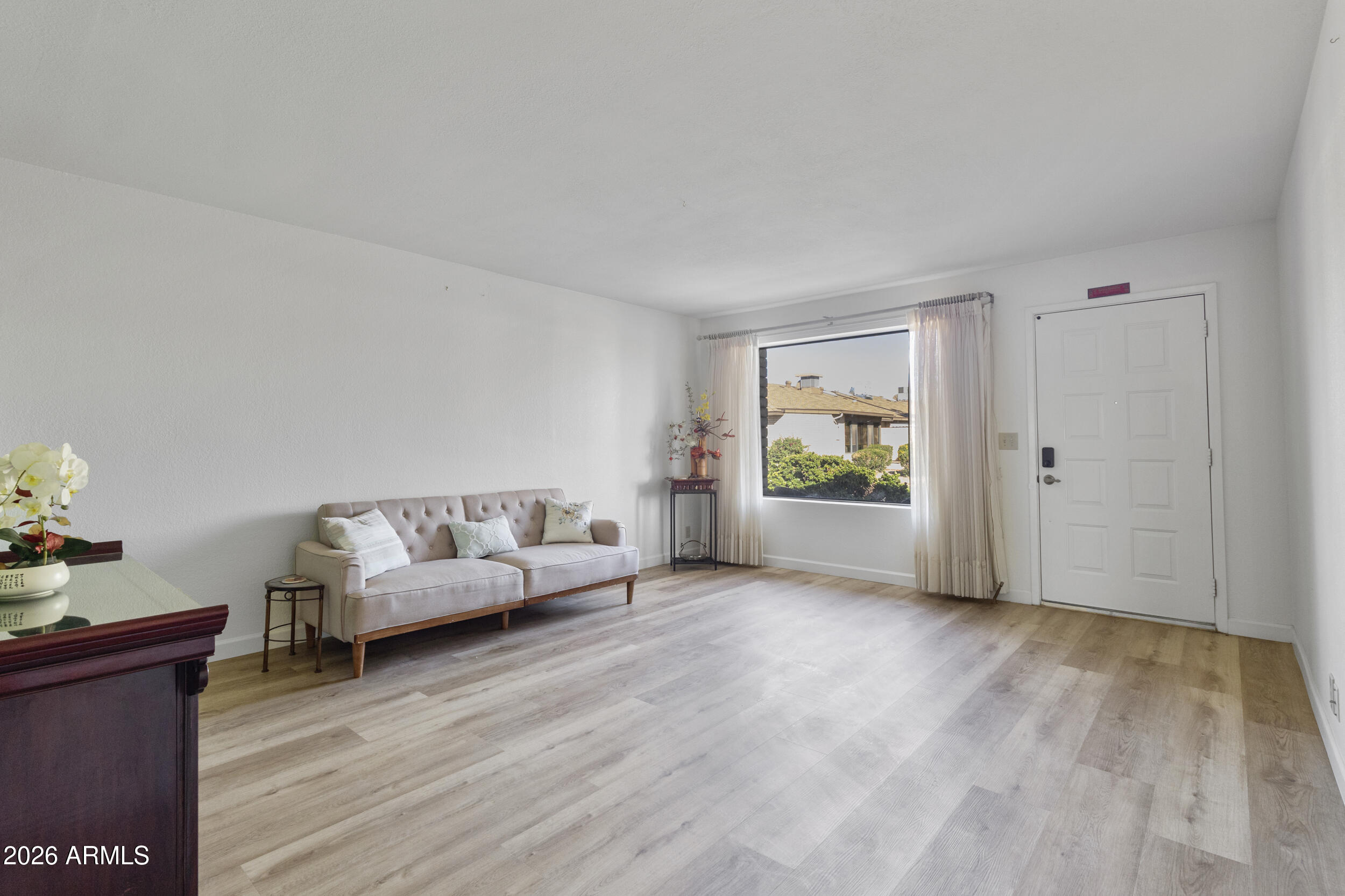520 South Greenfield Road, Unit 39 Mesa, AZ 85206 - Photo 6 of 27 a living room with furniture and a window