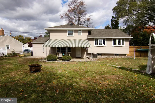 a view of a small house with backyard