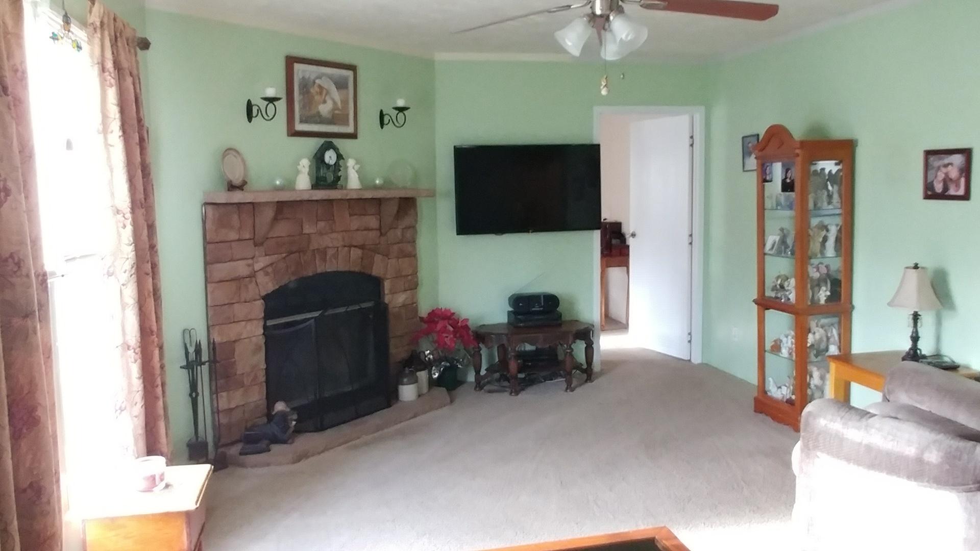 2204 Gate Road Christiansburg, VA 24073 - Photo 5 of 20 2004 Gate living room 3