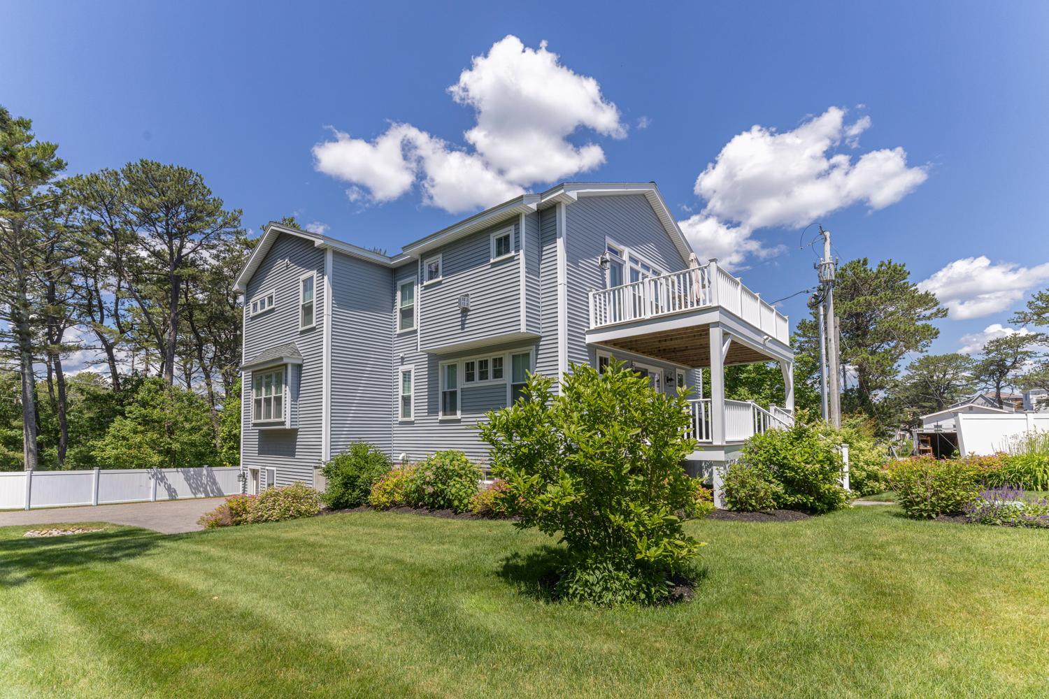 423 Seaside Avenue Saco, ME 04072 - Photo 4 of 46 Side of House