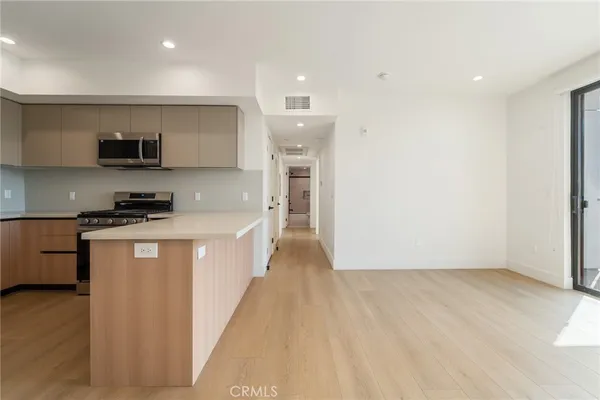 $3,700 | 7510 Sepulveda Boulevard, Unit 304, Van Nuys, CA 91405