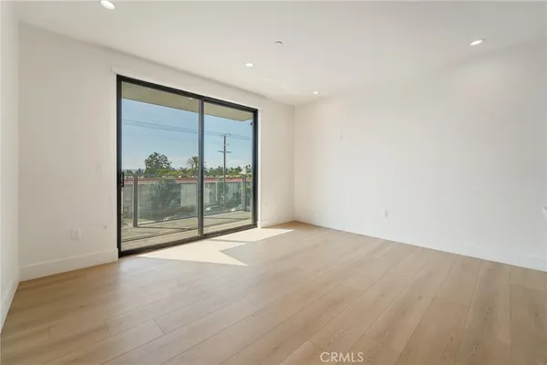 $3,700 | 7510 Sepulveda Boulevard, Unit 304, Van Nuys, CA 91405