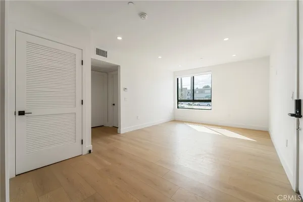 $3,700 | 7510 Sepulveda Boulevard, Unit 304, Van Nuys, CA 91405