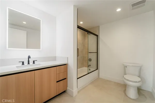 $3,700 | 7510 Sepulveda Boulevard, Unit 304, Van Nuys, CA 91405