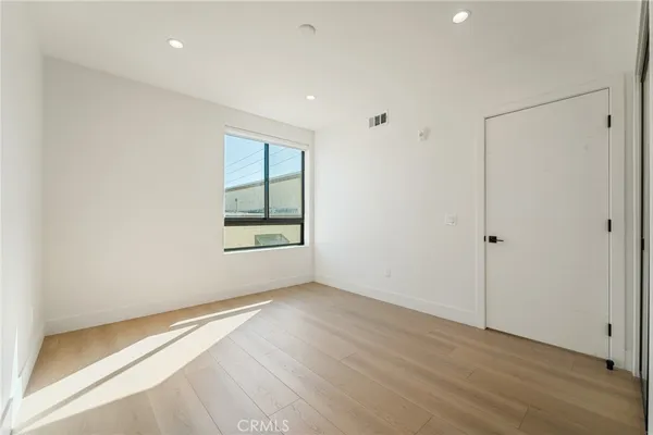 $3,700 | 7510 Sepulveda Boulevard, Unit 304, Van Nuys, CA 91405