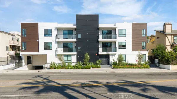$3,700 | 7510 Sepulveda Boulevard, Unit 304, Van Nuys, CA 91405